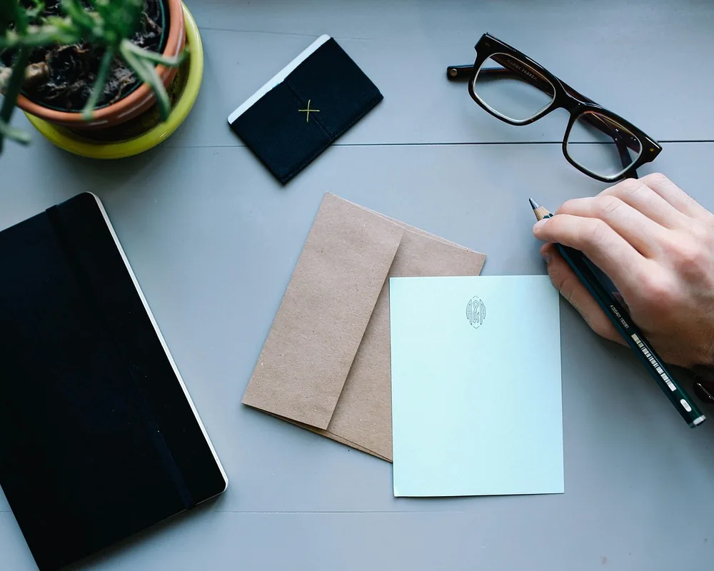 Trois enveloppes kraft en éventail sur une table