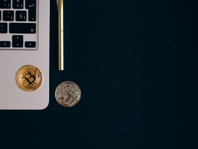 Comparatif courtiers crypto : frais et sécurité 2026