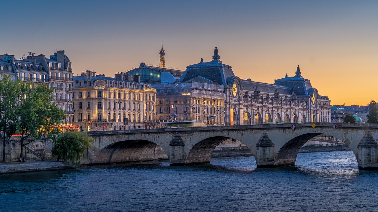 La Bourse de Paris face à un tournant : peut-elle éviter la chute ?